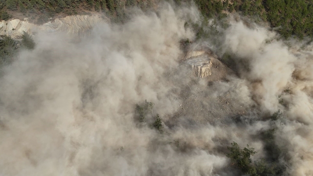 Adana'da yol yapım mücadelesi, patlama anı film sahnesini aratmadı