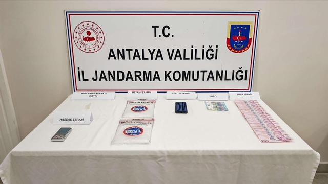 Araçta yapılan aramada 1 kilo 185 gram metamfetamin ele geçirdi
