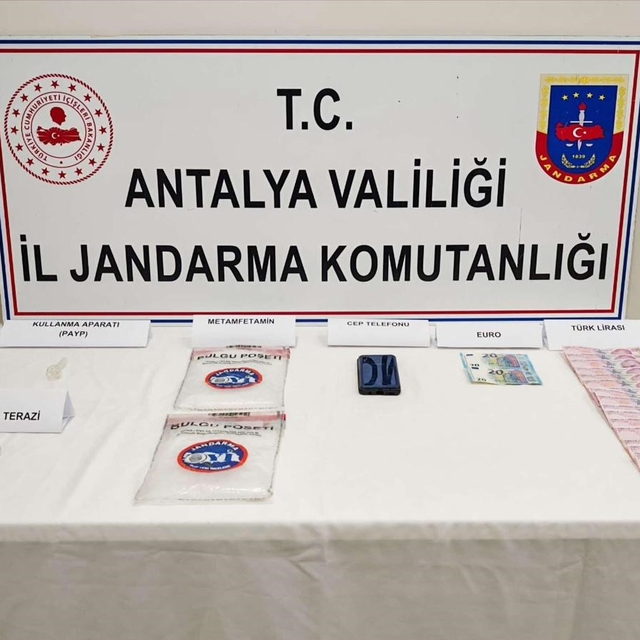 Araçta yapılan aramada 1 kilo 185 gram metamfetamin ele geçirdi