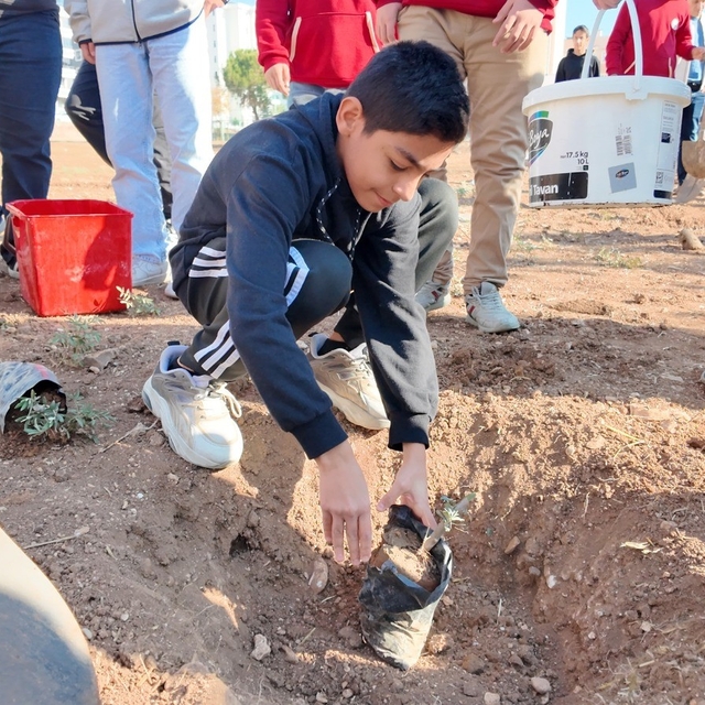 Şanlıurfa'da "Yeşeren Okullar Projesi" ile fidanlar toprakla buluştu