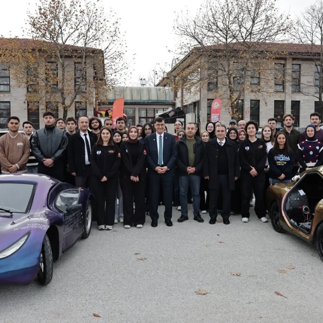 Başkan Eyüp Kahveci'den DPÜ'nün alternatif enerjili araç ekibine ziyaret