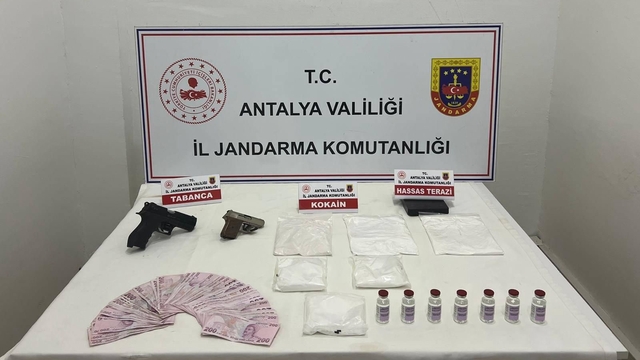 Antalya'da jandarmadan 3 eve uyuşturucu baskını