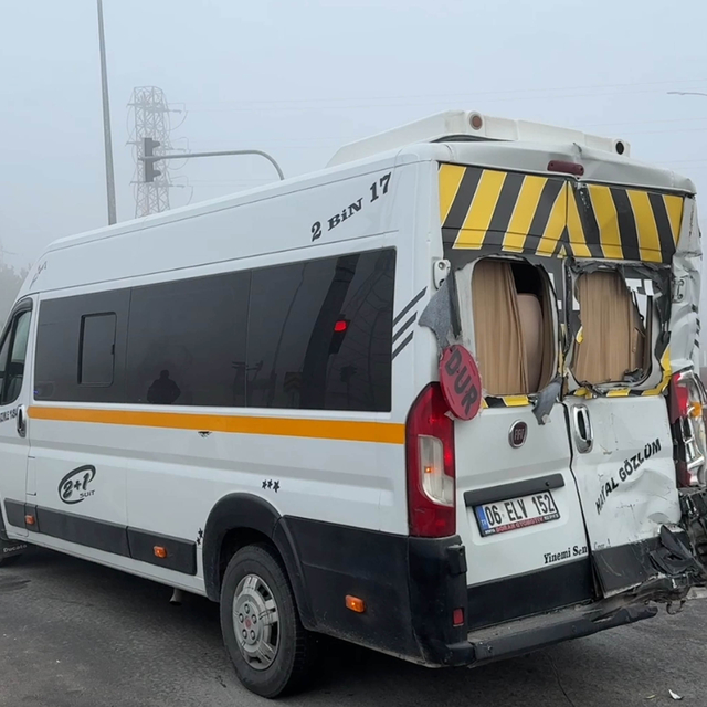 TIR, öğrenci servis minibüsüne çarptı; 20 yaralı