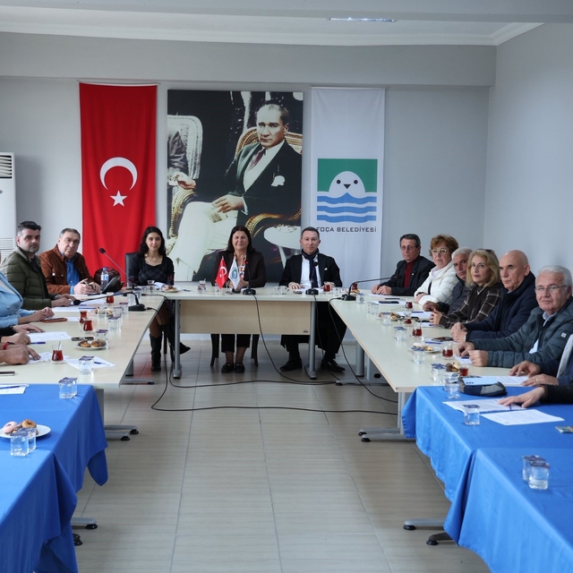 Foça Meclisi'nde gerginlik: CHP'li meclis üyesinden Başkan Fıçı'ya 'satış'...