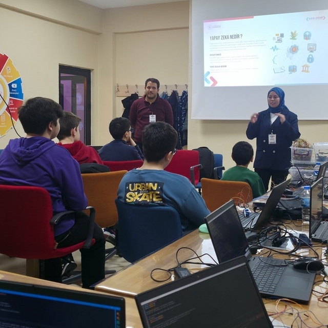 Bayburt'ta öğrencilere yapay zekanın işleyişi anlatılarak eğitim verildi