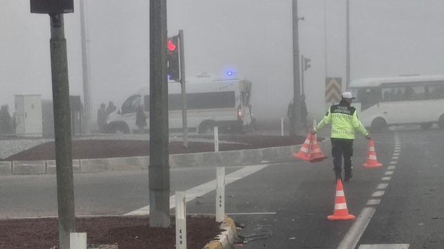 Öğrenci servisi, tır ve hafif ticari aracın karıştığı kazada 20 kişi yaralandı