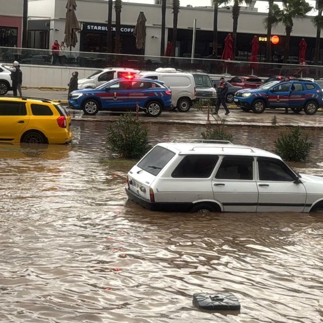 Bodrum'da sağanak; cadde sokaklar göle döndü, araçlar yolda kaldı