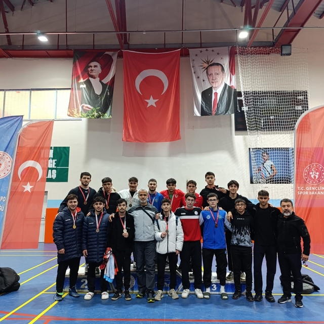 Mudanya Anadolu İmam Hatip Lisesi, güreşte zirveye oturdu