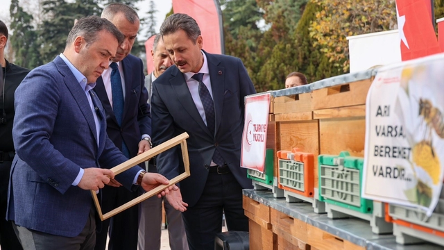Bilecik'te bu yıl 126 bin 524 kilogram bal üretildi
Normal yıllarda ortalama 200 ton civarındaki üretim, 2025 yılı kuraklığı nedeniyle düşüş gösterdi
Vali Faik Oktay Sözer;
"Bilecik Türkiye'nin arıcılık açısından en değerli illerinden biri olarak öne çıkıyor"