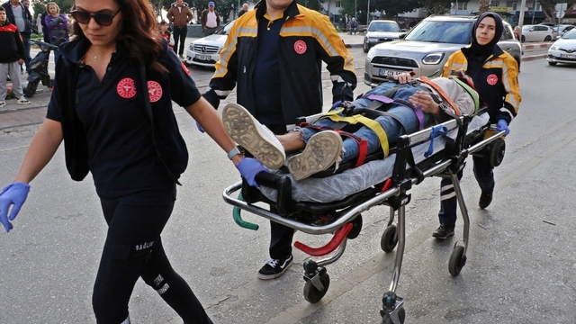 Taksi ile çarpışan motosikletli gençler metrelerce sürüklendi
Kaza anı güvenlik kamerasına anbean yansıdı