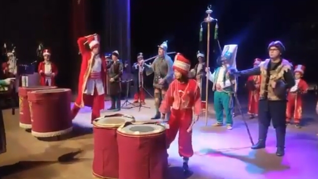 Mehteranda kösü düşmana vurur gibi vuran genç sosyal medyayı salladı
Osmanlı'nın savaş meydanı ruhunu sahneye taşıyan genç kösçü büyük ilgi topladı
Genç Kösçü: "Osmanlı'nın meydanlarda hissettirdiği korkuyu insanlara yaşatmak istedim"
"Kösü çalarken adeta düşmana vurur gibi vuruyorum"