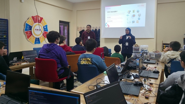 Bayburt'ta öğrencilere yapay zekanın işleyişi anlatılarak eğitim verildi