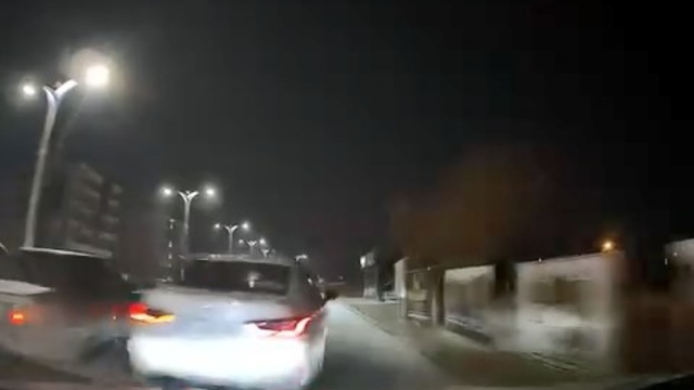 Makas atıp araca çarptı, bir şey olmamış gibi olay yerinden kaçtı