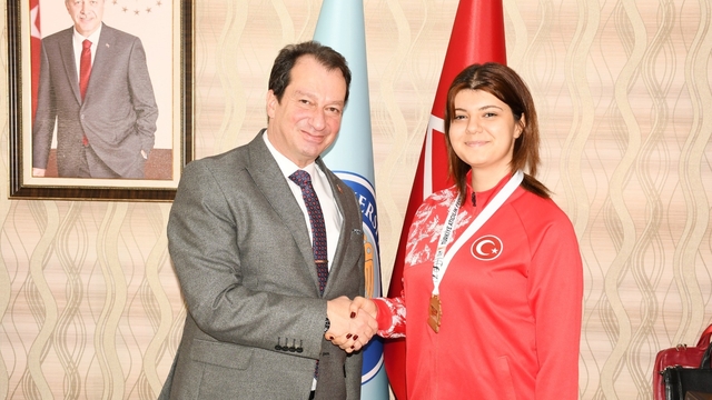 DÜ Rektörü Prof. Dr. Kamuran Eronat başarılı sporcularla görüştü