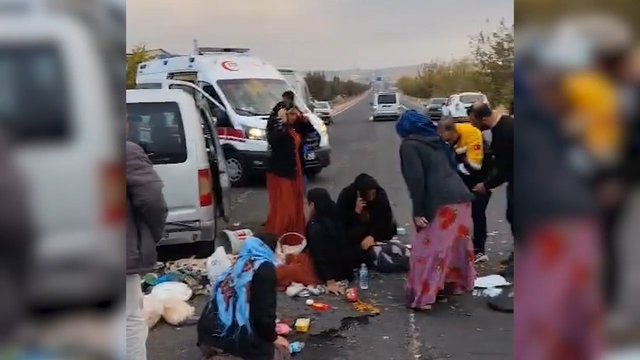 Hafif ticari araçla otomobil çarpıştı: 11 yaralı