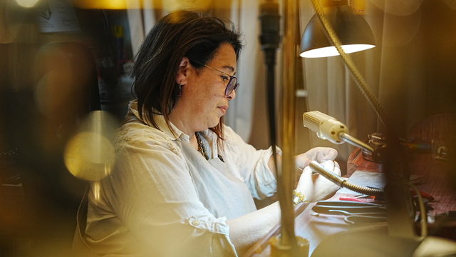 Kadın sadekar Anadolu medeniyetlerinin izlerini takılara işliyor