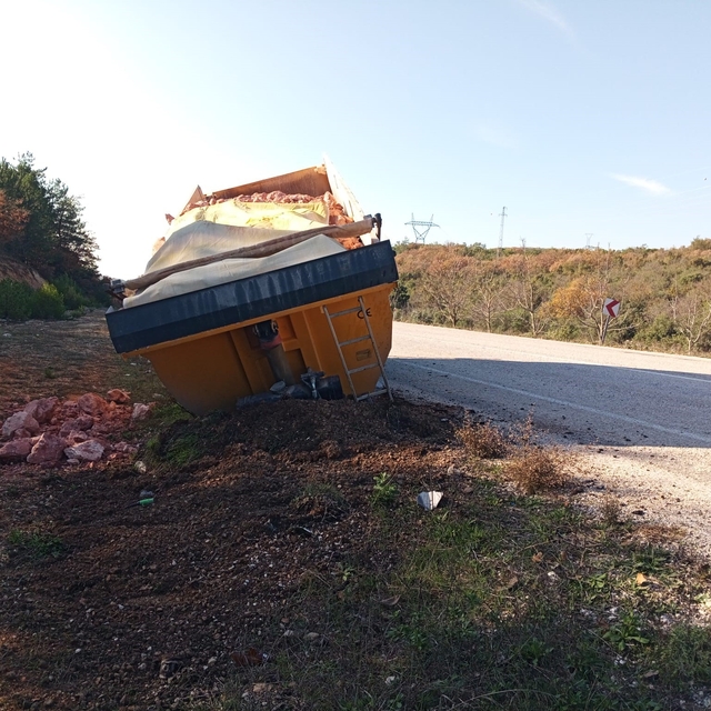 Tırın dorsesi koptu, facia ucuz atlatıldı