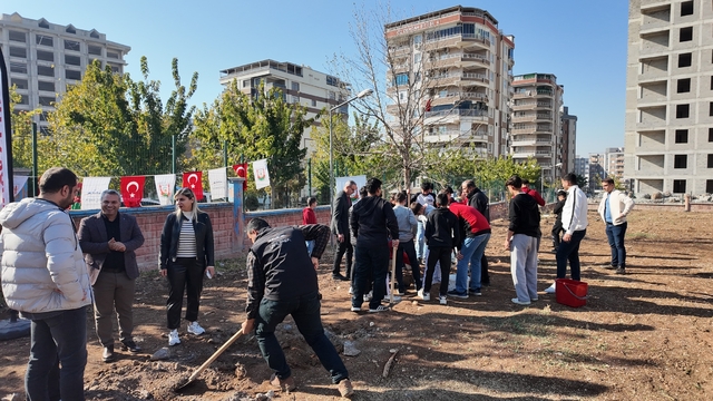 Şanlıurfa'da "Yeşeren Okullar" projesiyle fidanlar toprakla buluşuyor