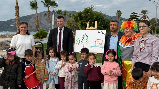 Bozyazı'da anaokulu öğrencileri ailelerini resmetti