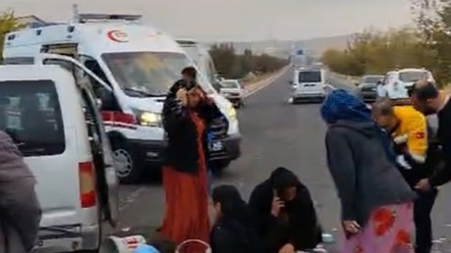 Şanlıurfa'da iki araç çarpıştı: 11 kişi yaralandı