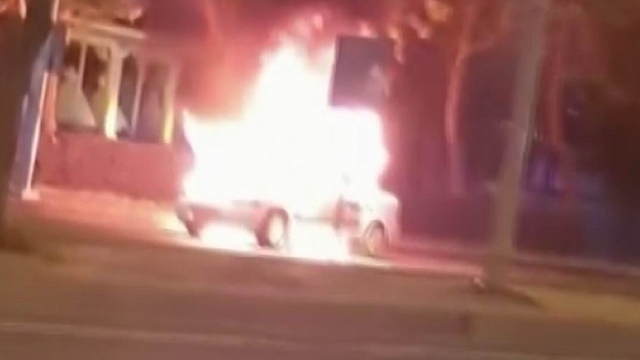 Diyarbakır'da seyir halindeki otomobil alev topuna döndü