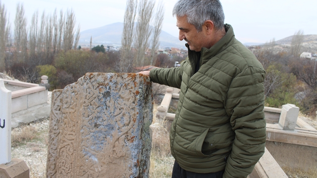 Mezarlıktaki esrarengiz taş
ÇEKÜL Vakfı İl Temsilcisi Prof. Dr. Osman Özsoy:
"Üzerinde yazanların deşifre edilmesi gereken önemli bir taş"