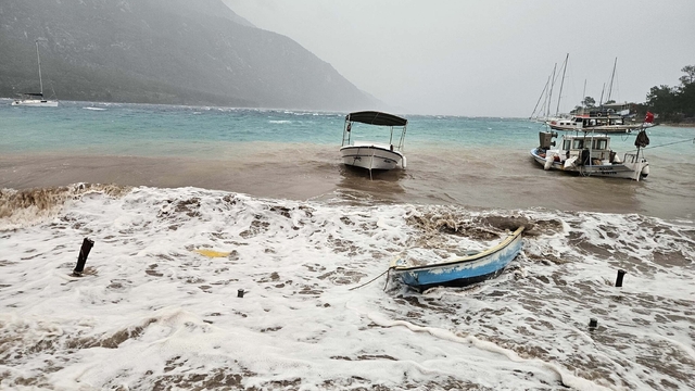 Muğla'da fırtına iskeleleri yıktı