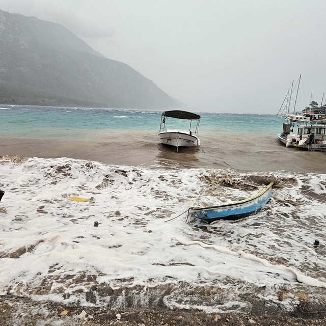 Muğla'da fırtına iskeleleri yıktı