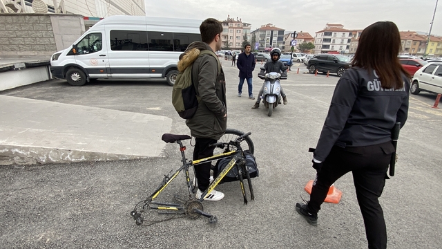 Bisikletin kilidini açamayınca tekerini söküp çaldılar
Bisikletin sahibi olan öğrenciden hırsıza mesaj: "Parasını vereyim jantımı geri getirsin"