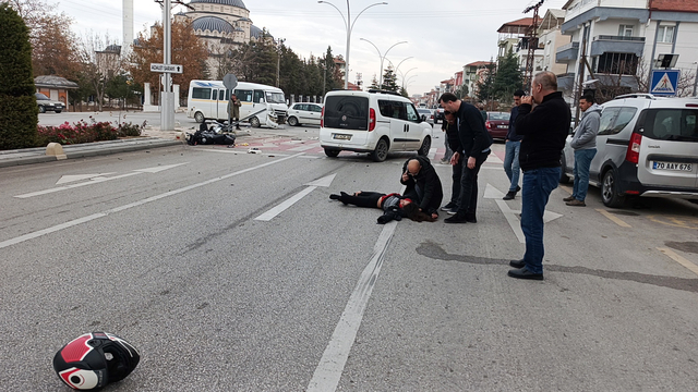 Servis minibüsüyle çarpışan motosikletin sürücüsü ağır yaralandı