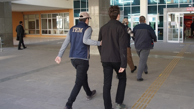 Edirne merkezli FETÖ'nün "güncel öğrenci yapılanması" operasyonunda adliyeye sevkler sürüyor