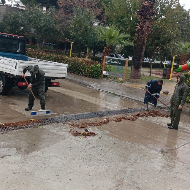 Aydın Büyükşehir'den sağanak mesaisi
Mazgallar temizlendi, ekipler teyakkuz...