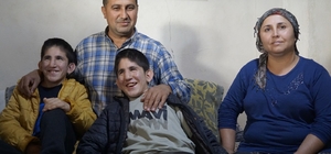 13 yaşındaki ikizler Kromozom 4q Delesyon Sendromu ile mücadele ediyor