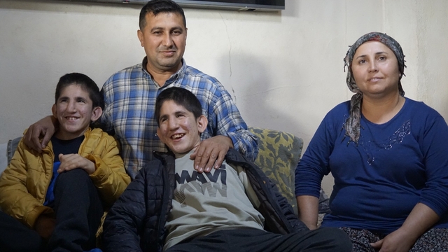 13 yaşındaki ikizler Kromozom 4q Delesyon Sendromu ile mücadele ediyor