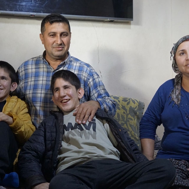 13 yaşındaki ikizler Kromozom 4q Delesyon Sendromu ile mücadele ediyor