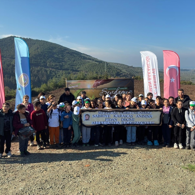 Vefat eden öğretmenleri için fidan diktiler