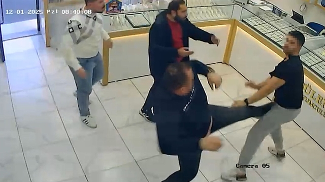 Kuyumcuların 'müşteri' kavgası kamerada
Komşu kuyumcular tekme tokat birbirlerine girdi