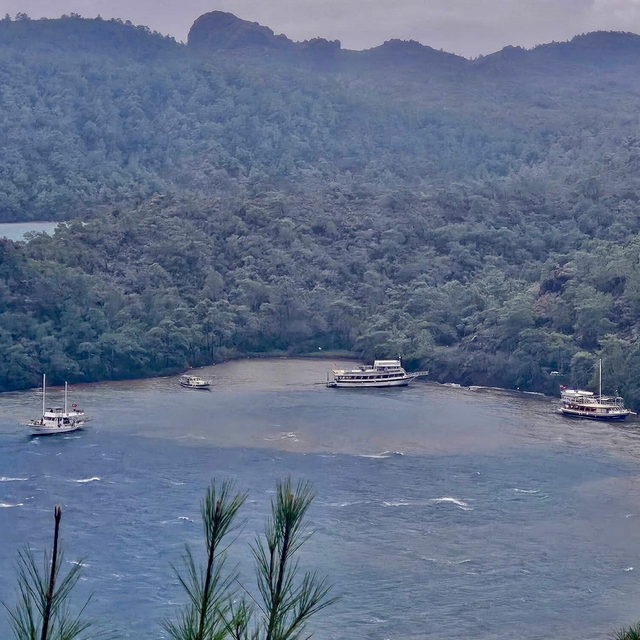 Marmaris'te fırtınada 3 gezi teknesi karaya oturdu