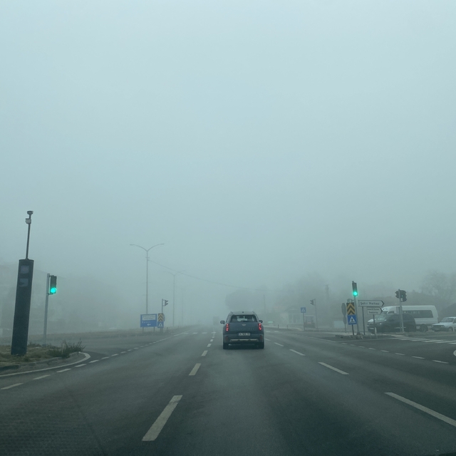 Çorum'da yoğun sis ulaşımı olumsuz etkiledi: Görüş mesafesi 30 metreye kada...