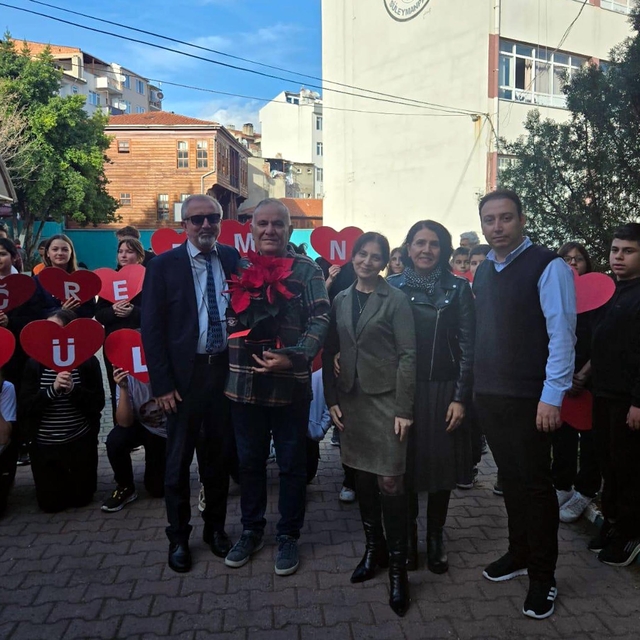 Emekliye ayrılan 38 yıllık öğretmene duygusal veda