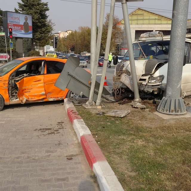 Malatya'da kamyonet ile ticari taksi çarpıştı: 2 yaralı