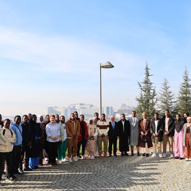 Rektör Sözbir Ruandalı öğrencilerle buluştu