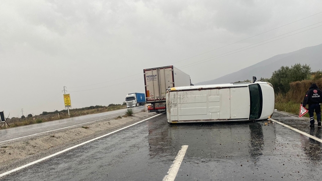 Kontrolden çıkan minibüs devrildi; 1 yaralı