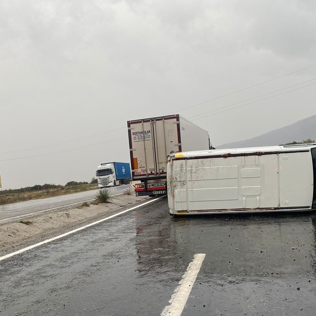 Kontrolden çıkan minibüs devrildi; 1 yaralı