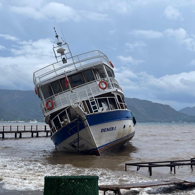 Marmaris'te iskeleye çarpan tekne karaya oturdu