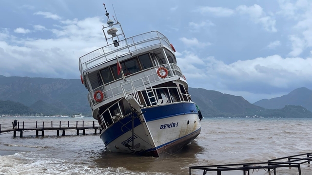 Marmaris'te iskeleye çarpan tekne karaya oturdu