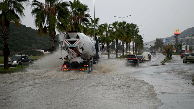 Kuşadası'nda sağanak yaşamı olumsuz etkiledi