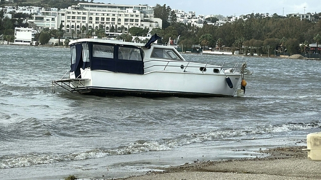 Bodrum'da sağanak; cadde ve sokaklar göle döndü, araçlar yolda kaldı (2)
