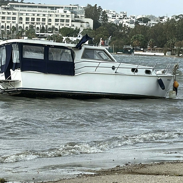 Bodrum'da sağanak; cadde ve sokaklar göle döndü, araçlar yolda kaldı (2)