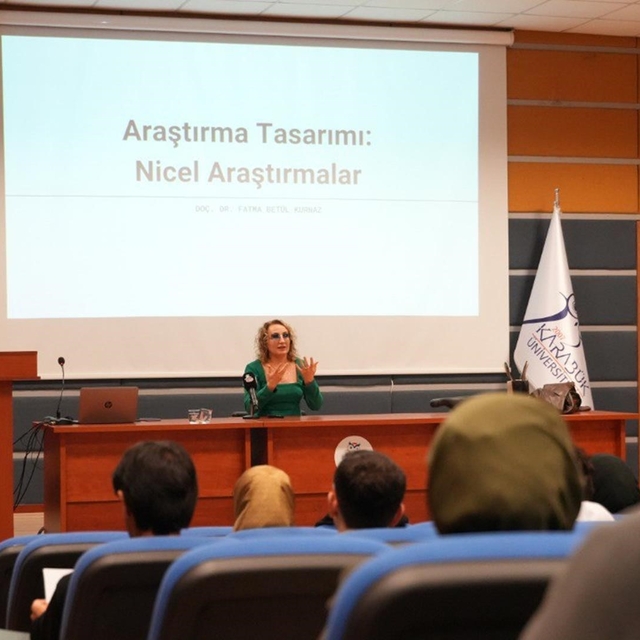 KBÜ'de tez yazım seminerlerinde beşinci hafta tamamlandı